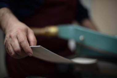 Bağlayıcı bir yakın büyük bir sanayi giyotin kesme kağıda eline kitap