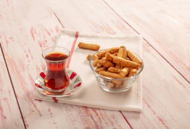 Gevrek grisini ile Türk çayı üzerinde bez peçete yüksek açılı görünüş ahşap masa üzerinde hizmet vermeye hazır