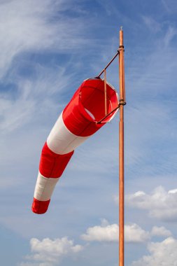 Rüzgar çorap, hava alan yönü ve rüzgar hızı işareti ve bir rüzgar kuvvet avlu ve Bahçe arka plan ile. Havalimanlarında kullanılan windsocks.
