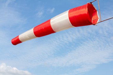 Rüzgar çorap, hava alan yönü ve rüzgar hızı işareti ve bir rüzgar kuvvet avlu ve Bahçe arka plan ile. Havalimanlarında kullanılan windsocks