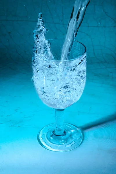 Gieten Van Zoet Water Spatten Van Glas Turquoise Gebarsten Achtergrond — Stockfoto