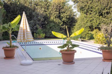 Kirli su ile yaz sezon sonunda neredeyse boş Yüzme Havuzu