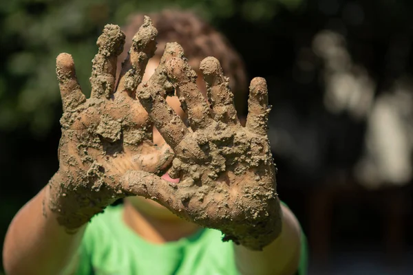 Ein Niedlicher Kleiner Junge Spielt Draußen Schlamm Kind Zeigt Seine — Stockfoto