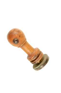 Kişisel pul ile ahşap sapı ve metalik baş beyaz arka plan üzerinde izole önden görünümü