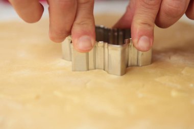 Kurabiye mutfak masasında yapma, görünümü görünüm mutfak masası, tomar dışarı hamur ve kalıpları, seçici odak, kesmek için kırpılmış kesilmiş hamur, seçici odak, rulo