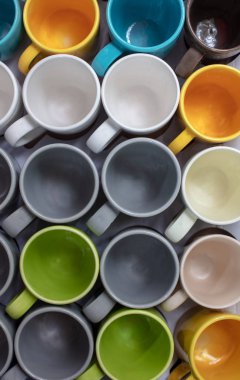 Tablo, closeup üstten görünüm üzerinde renkli bardak grubu .