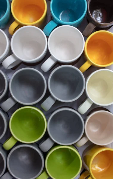 Tablo, closeup üstten görünüm üzerinde renkli bardak grubu .