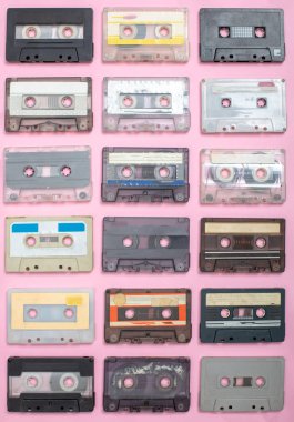 Vintage natürmort. Eski kasetleri yukarıdan hafif pembe yüzey görünümü ayarlayın.