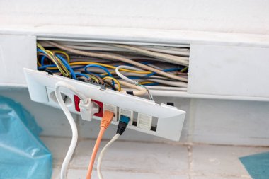 Nerede eklenen, yüksek açı genelolarak iki ethernet kablosu ve bir fiş üzerinde elektrik prizi ile tamir ederken Giydirme kablo kanalı