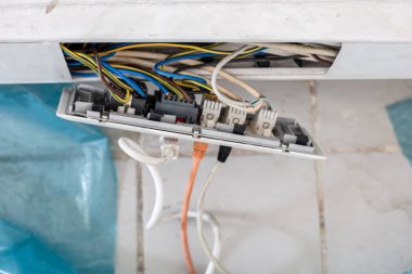 Nerede eklenen, yüksek açı genelolarak iki ethernet kablosu ve bir fiş üzerinde elektrik prizi ile tamir ederken Giydirme kablo kanalı