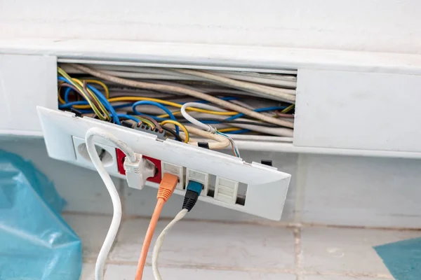 Nerede eklenen, yüksek açı genelolarak iki ethernet kablosu ve bir fiş üzerinde elektrik prizi ile tamir ederken Giydirme kablo kanalı