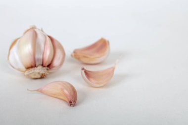 Gölgeler, yüksek açılı görünüş beyaz zemin üzerine izole sarmısakları