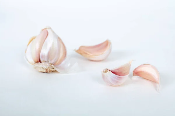 Garlics Geïsoleerd Een Witte Achtergrond Met Schaduwen Hoge Hoekmening — Stockfoto