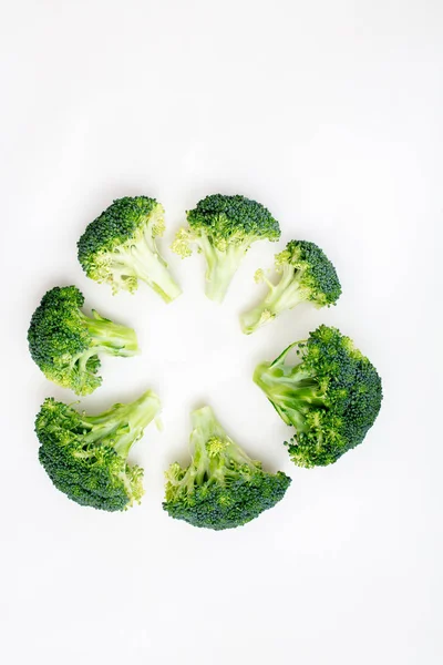 Plat Lag Circulaire Samenstelling Met Verse Groene Broccoli Lichte Achtergrond — Stockfoto