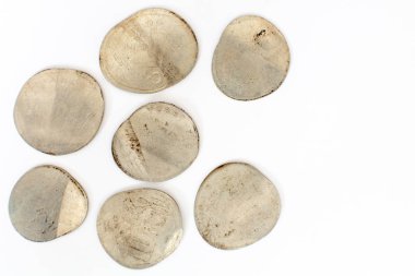 İflas kavramı, basılan paralar yakın kadar beyaz arka plan üzerinde üstten görünüm