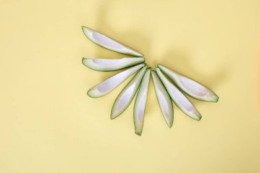 Avokado dilimleri üzerinde sarı arka plan izole 