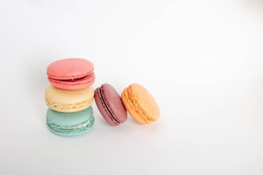 Renkli macarons kek. Küçük Fransız kek. Tatlı ve beyaz arka planda, yüksek açılı görünüş kopya alanı ile renkli Fransızca macaroons