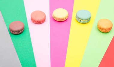 Renkli macarons kek. Küçük Fransız kek. Macaroons renkli arka plan üzerinde yüksek kopya alanı ile görüş açısı Fransız tatlı ve renkli