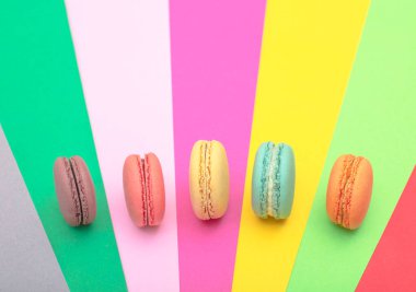 Renkli macarons kek. Küçük Fransız kek. Tatlı ve yüksek açılı görünüş kopya alanı ile renkli arka plan üzerinde renkli Fransızca macaroons