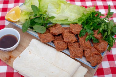 Geleneksel Türk meze Cigkofte ile silindir mini değirmenler, unsurlarıdır ham, eti bulgur, soğan, salça, biber ve tuz. Kırpılmış yüksek açılı görünüş