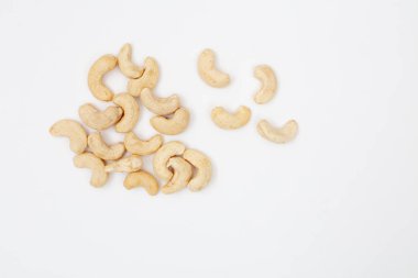 Unshelled ham kaşu fındık, fındık formunun desen. Beyaz arka plan üzerinde üstten görünüm izole