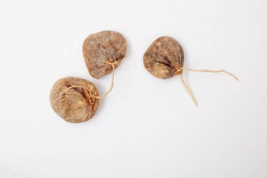 Kuru incir, fındık formunun desen. Beyaz arka plan üzerinde üstten görünüm izole