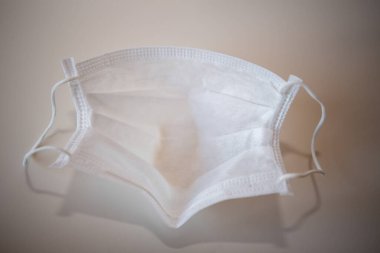 Atılmış tıbbi maskenin yakın plan görüntüsü. Salgın hastalık salgını sırasında kişisel bakım