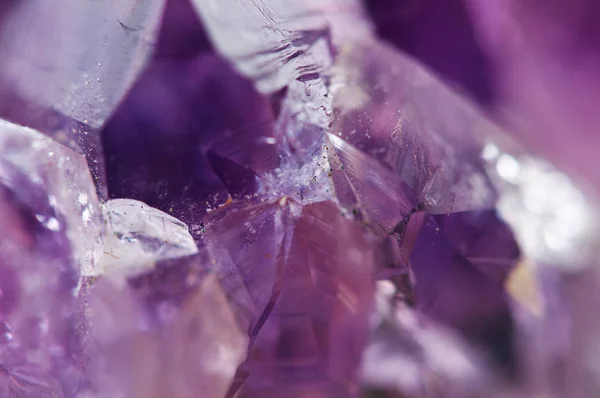 紫水晶天然矿物 美丽抽象的丁香宏观背景 自然光半透明晶体 极致特写 — 图库照片