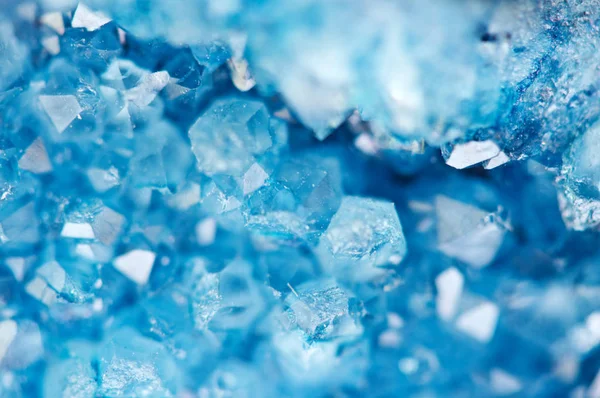 Schöne Textur Aus Blauen Kristallen Mineral Seinen Verschwommenen Natürlichen Hintergrund — Stockfoto