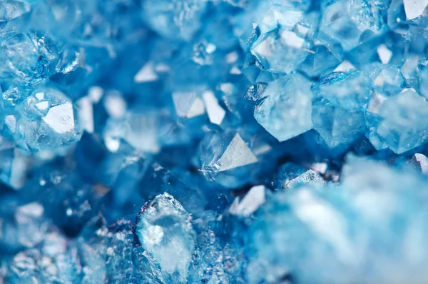 蓝色水晶的美丽质感 矿物它模糊的自然背景 冬天美丽的背景 宏观特写镜头 — 图库照片