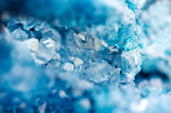 蓝色水晶的美丽质感 矿物它模糊的自然背景 冬天美丽的背景 宏观特写镜头 — 图库照片