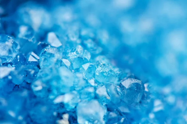 Schöne Textur Aus Blauen Kristallen Mineral Seinen Verschwommenen Natürlichen Hintergrund — Stockfoto