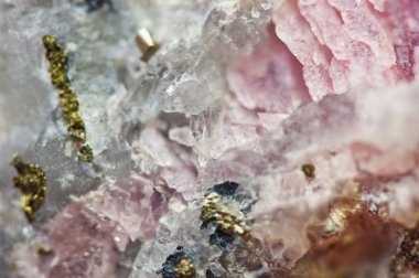 Pirit parçacıkların pembe kristallerle Rodokrozit. Doğal doku Mineral arka plan için. Güzel arka plan ve duvar kağıdı. Makro
