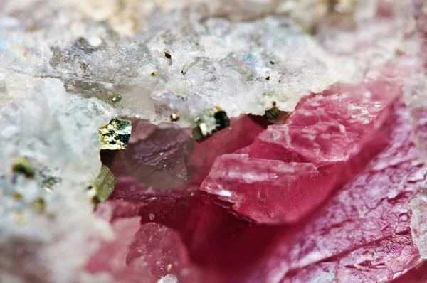 Pirit Parçacıkların Pembe Kristallerle Rodokrozit Doğal Doku Mineral Arka Plan — Stok fotoğraf