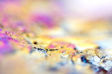 Güzel renkli arka plan titanyum kuvars yüzeyi ince tabaka. Makro.