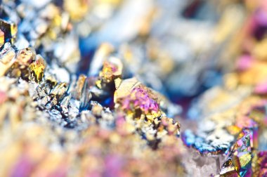 Güzel renkli arka plan titanyum kuvars yüzeyi ince tabaka. Makro.