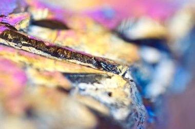 Güzel renkli arka plan titanyum kuvars yüzeyi ince tabaka. Makro.