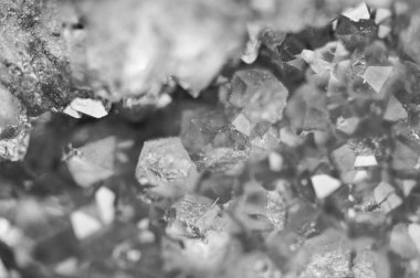 Siyah ve beyaz arka plan kristalleri yüzey. Makro bakış.