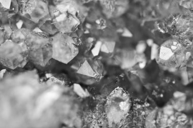 Siyah ve beyaz arka plan kristalleri yüzey. Makro bakış.