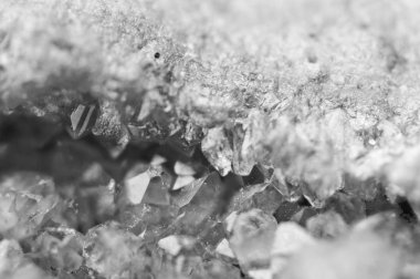 Siyah ve beyaz arka plan kristalleri yüzey. Makro bakış.