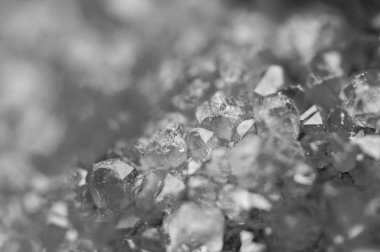 Siyah ve beyaz arka plan kristalleri yüzey. Makro bakış.