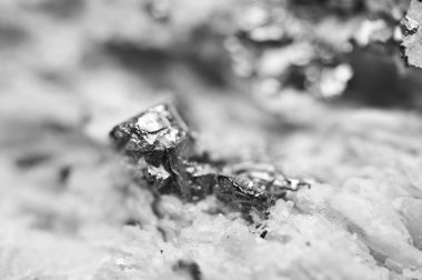 Kristalleri Rodokrozit pirit parçacıkların ile. Siyah- beyaz doku Mineral arka plan için. Makro.