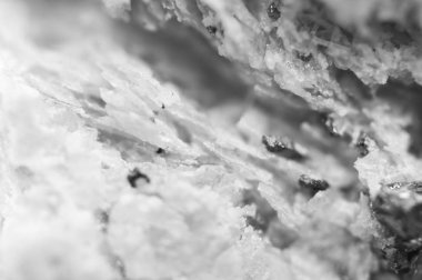 Kristalleri Rodokrozit pirit parçacıkların ile. Siyah- beyaz doku Mineral arka plan için. Makro.