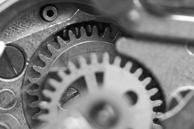  Siyah ve beyaz arka plan ile metal cogwheels saat. Konsept çalışması. Makro.