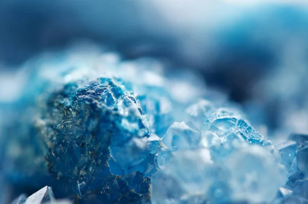 Schöne Textur Aus Blauen Kristallen Mineral Seinen Verschwommenen Natürlichen Hintergrund — Stockfoto