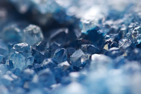 Schöne Textur Aus Blauen Kristallen Mineral Seinen Verschwommenen Natürlichen Hintergrund — Stockfoto