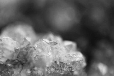 Siyah ve beyaz fotoğraf kristalleri yüzeyinde yapısı. Yakın çekim. Arka plan bulanık