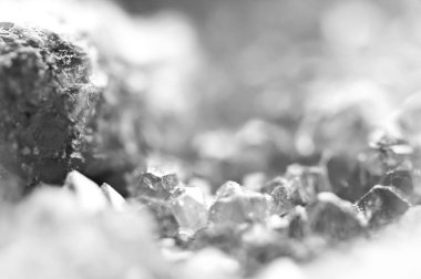 Siyah ve beyaz fotoğraf kristalleri yüzeyinde yapısı. Yakın çekim. Arka plan bulanık