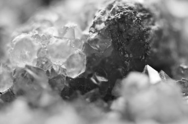 Siyah ve beyaz fotoğraf kristalleri yüzeyinde yapısı. Yakın çekim. Arka plan bulanık