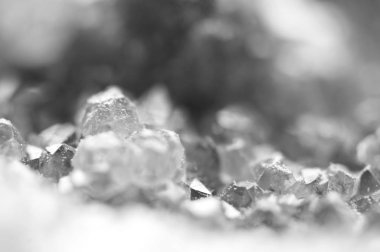 Siyah ve beyaz fotoğraf kristalleri yüzeyinde yapısı. Yakın çekim. Arka plan bulanık